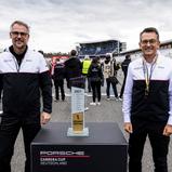 Gäste in Hockenheim: Thomas Laudenbach, Leiter Porsche Motorsport, und Alexander Pollich, Vorsitzender der Geschäftsführung der Porsche Deutschland GmbH (v. l., Foto: Porsche)