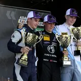 Siegerehrung nach Lauf zwei im ADAC Tourenwagen Junior Cup (v.l.n.r.): Maxim Felix Dacher (Zweiter), Storm Gjerdrum (Sieger), Finn Niklas Wollnik (Dritter) (Foto: ADAC Tourenwagen Junior Cup)