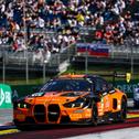 Der orange BMW M4 GT3 Evo von FK Performance Motorsport