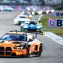 Der BMW M4 GT3 Evo von FK Performance Motorsport lag zwischenzeitlich in Führung