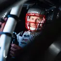 Patriots an Bord: Fabio Scherer mit Football-Helm im DTM-Rennfahrzeug 