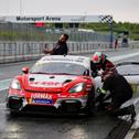 Leon Bauchmüller und Mads K. Ljungberg beim Fahrerwechsel, sie führen in der Gesamtwertung der Porsche Endurance Challenge Deutschland (Foto: Porsche Sports Cup Deuschland)