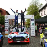 Christian Riedemann und Beifahrer Nico Otterbach lassen sich vom Sulinger Publikum feiern