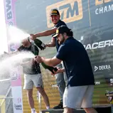 Die Champagnerdusche darf auch im virtuellen Motorsport nicht fehlen