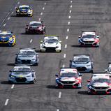 Die Boliden der TCR Germany fahren in die erste Kurve auf dem DEKRA Lausitzring