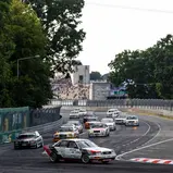 Die DTM Classic wird auch 2024 mit Fahrzeugen aus vier Dekaden das Programm am Norisring bereichern. Hier biegt Altfrid Heger als erster in die erste Kurve ein