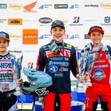 Spannende Rennen im ADAC MX Junior Cup 85 mit den Gesamtsiegern (v.l.) Áron Katona, Gyan Doensen und Dex Kooiker