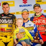 ADAC MX Masters Mölln  Tagessiegerehrung beim ADAC MX Masters v.l.n.r.: Ken De Dycker ( Belgien / KTM / WZ-Racing ), Maximilian Nagl ( Deutschland / TM / TM Factory Racing ) mit seinem Sohn Mason und Nathan Renkens ( Belgien / Honda / KMP-Honda-Racing )