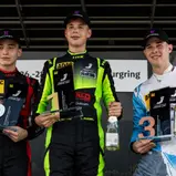 Siegerehrung im ADAC Tourenwagen Junior Cup (v.l.n.r.): Mika Delius (Zweiter), Linus Parbel (Sieger), Finn Niklas Wollik (Dritter) (Foto: ADAC Tourenwagen Junior Cup)