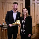 Bianca Garloff (Redakteurin AutoBild Motorsport) übergab Mirko Bortolotti den Goldenen Schuh in Berlin