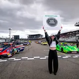 Schauspielerin Lisa-Marie Koroll in der Startaufstellung der DTM