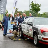 Die Referenten des Vortrags zu alternativen Kraftstoffen beim Tanken von E-Fuels. (Foto: Anja Koehler)