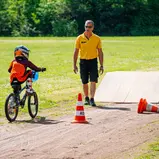 Kennenlernen der Strecke mit dem BMX-Fahrrad
