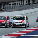 Julian Konrad, Mike Müller und Finn Niklas Wollnik kämpfen um den Sieg im ADAC Tourenwagen Junior Cup, Moritz Groneck lauert dahinter (Foto: ADAC Tourenwagen Junior Cup)