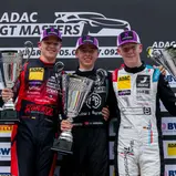 Das Podium nach Rennen zwei des ADAC Tourenwagen Junior Cup: Julian Konrad (links, Zweiter), Storm Gjerdrum (Mitte, Sieger), Alex Mohr (rechts, Dritter) (Foto: ADAC Tourenwagen Junior Cup)