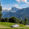 Einzigartiges Ambiente: Die Corsa Rally Electric vor der herrlichen Alpen-Kulisse
