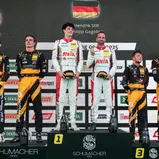 Porsche-Pilot Still (Mitte, re.) jubelt über den Heimsieg