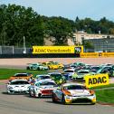 Der Aston Martin Vantage GT4 führt das volle Feld auf dem Sachsenring an