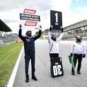 ADAC Sportpräsident Hermann Tomczyk (l.) gab das Start-your-engines-Signal für das 200. Rennen