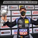 Großer Jubel bei Luca Engstler auf dem Podium der ADAC TCR Germany