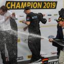 Die neuen Champions feierten mit Sekt aus der Schumacher Selection