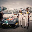 Simona De Silvestro (l.) wechselt sich im Porsche mit Klaus Bachler ab