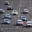 Die Boliden der TCR Germany fahren in die erste Kurve auf dem DEKRA Lausitzring