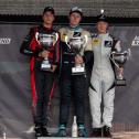  Leon Arndt (Mitte) siegte in Lauf eins des ADAC Tourenwagen Junior Cup vor Cedric Fuchs (links) und Mattis Pluschkell (rechts). (Foto: ADAC Tourenwagen Junior Cup)