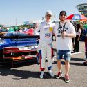 Fußballprofi Maximilian Arnold (rechts) mit Luca Engstler am Sachsenring