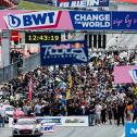 Die Besucher kurz vor Rennstart beim Gridwalk