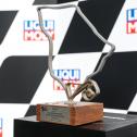 Die Trophäe repräsentiert den neuen und den alten Sachsenring