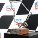 Die Trophäe repräsentiert den neuen und den alten Sachsenring