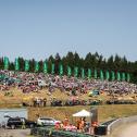  Auf der Dekra-Tribüne T13 genossen die Fans die beste Sicht auf die Ausbremsmanöver vor der Sachsenkurve