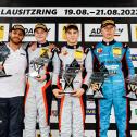 Das Podium vom 13. Saisonrennen: PHM-Ingenieur Antonio Ortiz, Taylor Barnard, Nikita Bedrin und Rasmus Joutsimies (v. l. n. r.)