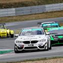 Ralf Glatzel führt mit seinem BMW M4 GT4 einen Pulk an. (Foto: STT)