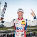 Andersen präsentiert die Trophäe für den Sieg im Sonntagsrennen der TCR Germany auf dem Sachsenring