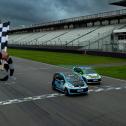 Leon Arndt und Linus Hahne liefern sich ein Kopf-an-Kopf-Duell um den Titel im Tourenwagen Junior Cup (Foto: Tourenwagen Junior Cup)