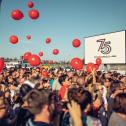 Fans dürfen sich auf der Dreamers Plaza im Fahrerlager auf ein buntes Programm freuen. Foto: Porsche