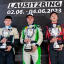  Podium nach Rennen zwei des ADAC Tourenwagen Junior Cup (v.l.n.r.): Leon Arndt (Platz zwei), Linus Hahne (Sieger) und Cedric Fuchs (Dritter) (Foto: ADAC Tourenwagen Junior Cup)