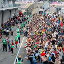 Der Pit Lane Walk ist stets ein großer Zuschauermagnet