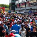 Fans können beim Pitwalk Selfies und Autogramme ihrer DTM-Stars ergattern  