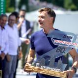 Thomas Helmer feierte am Norisring sein DTM-Debüt und übergab René Rast seinen Pokal