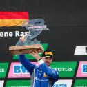 Pole-Setter René Rast nahm die Trophäe für den zweiten Platz mit nach Hause