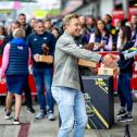 Der ehemalige Ski-Star Hans Knauß überreichte Laurin Heinrich den Pokal