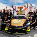 Die Champions zusammen mit ihrer Prosport Racing-Crew