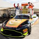 Die Champions Mike David Ortmann (li.) und Hugo Sasse mit dem Aston Martin Vantage GT4