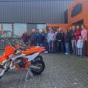 Vertreter der sechs permanenten ADAC MX Academy-Standorte sowie der mobilen Einheit haben die Maschinen persönlich bei KTM abgeholt