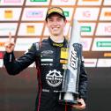 Ferrari-Pilot Jack Aitken freute sich nach starker Leistung über den Siegerpokal