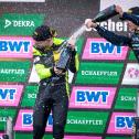 Sektdusche auf dem Podium für Mirko Bortolotti und Jack Aitken (l-r)