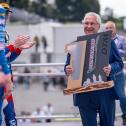 Der bayerische Innenminister Joachim Herrmann überreichte René Rast seinen Siegerpokal